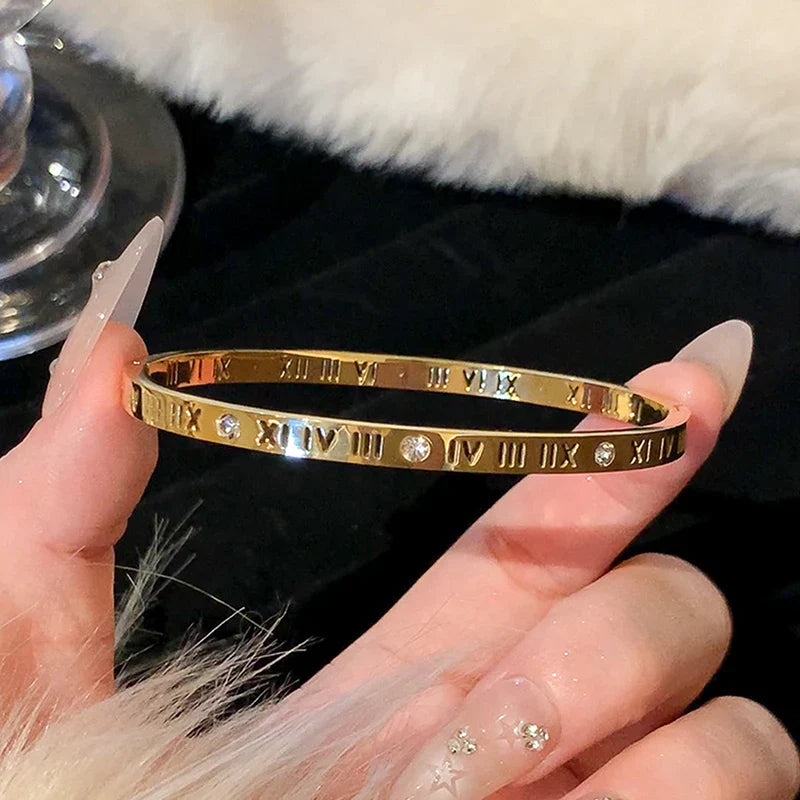 Classic Bracelet with Mother-of-Pearl and Zirconia Detail